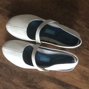 Size 7.5 off white Tsubo shoes